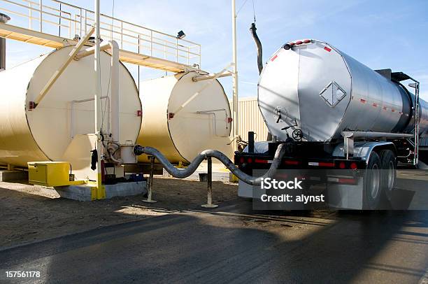 Tankschiff Transeferring Öltanks Für Benzin Stockfoto und mehr Bilder von Tanklastwagen - Tanklastwagen, Treibstofftank, Beladen