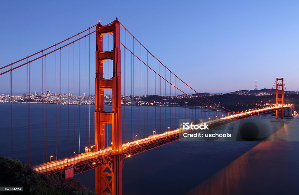 Puente Golden Gate de San Francisco y una vista panorámica al atardecer - Foto de stock de Puente Golden Gate libre de derechos