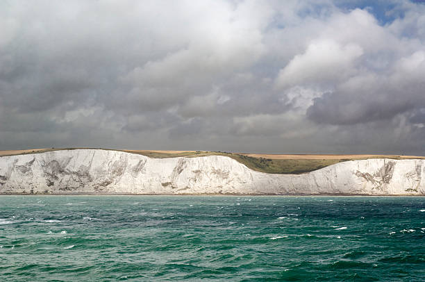 les falaises blanches de douvres dans le kent, en angleterre - north downs scenics western europe southeast england photos et images de collection