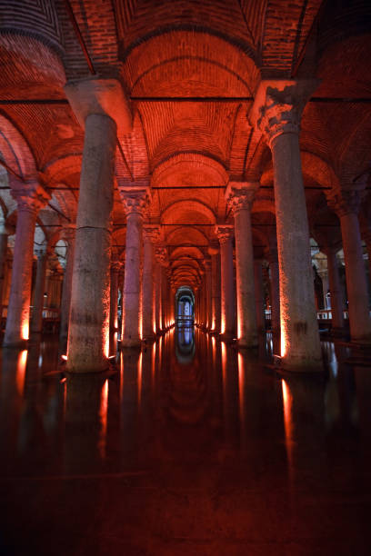 beleuchtet säulen und bögen an der basilika-zisterne - istanbul yerebatan saray reflection turkey stock-fotos und bilder