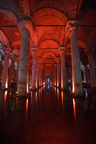 illuminated columns and arcs of the basilica cistern - yerebatan sarnıcı fotoğraflar stok fotoğraflar ve resimler