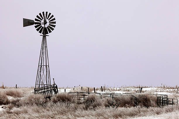 bâtiment actionné par le vent, le grassland, violet lever du soleil - farm winter field fence photos et images de collection