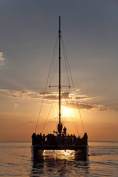 crucero en catamarán puesta del sol en el caribe - agua de jamaica fotografías e imágenes de stock