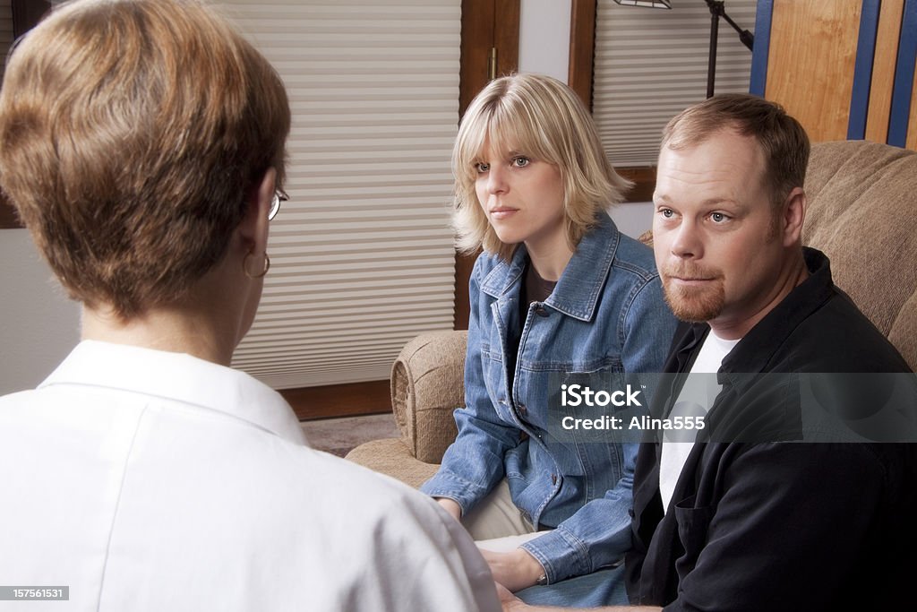 Paar Blick auf die Ehe counselor - Lizenzfrei Büro Stock-Foto