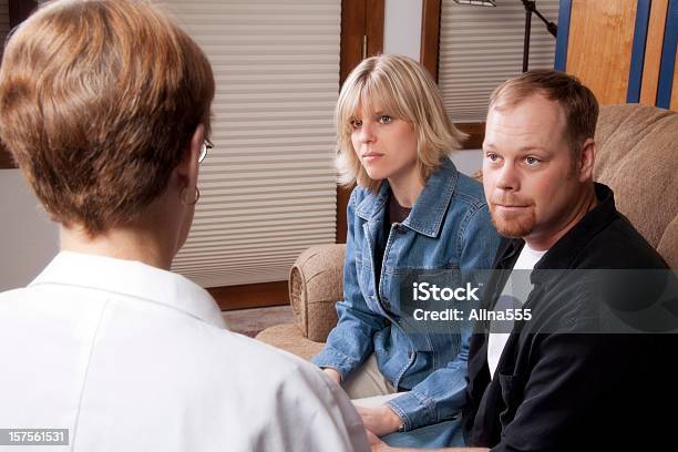 Paar Blick Auf Die Ehe Counselor Stockfoto und mehr Bilder von Büro - Büro, Sozialarbeit, Alternative Behandlungsmethode