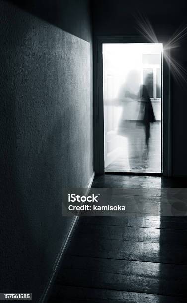 Kobieta Chodzić Koryto Otwarte Drzwi - zdjęcia stockowe i więcej obrazów Ciemny - Ciemny, Czarno biały, Dorosły