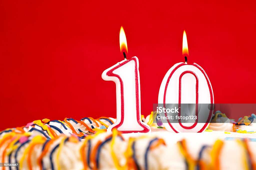 Decoração de bolo de aniversário com velas número 10. Fundo vermelho - Foto de stock de Número 10 royalty-free