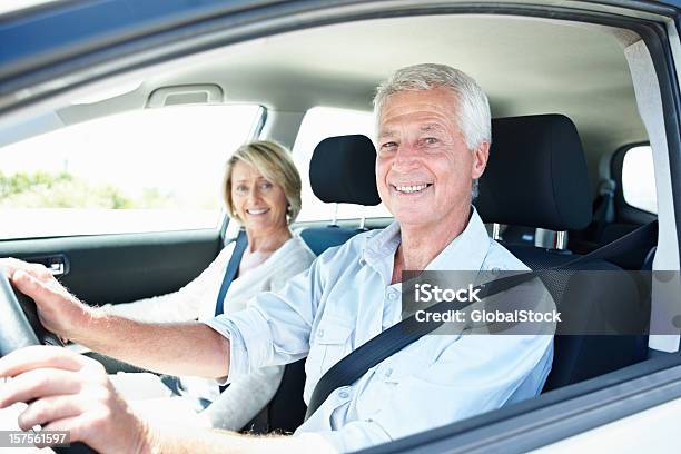 행복함 이전 커플입니다 자동차 운전하기에 대한 스톡 사진 및 기타 이미지 - 운전하기, 노인, 중장년