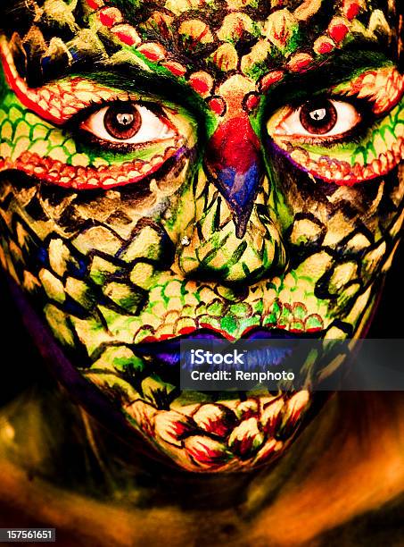 Lizard Gesicht Stockfoto und mehr Bilder von Bemaltes Gesicht - Bemaltes Gesicht, Bunt - Farbton, Bühnenschminke