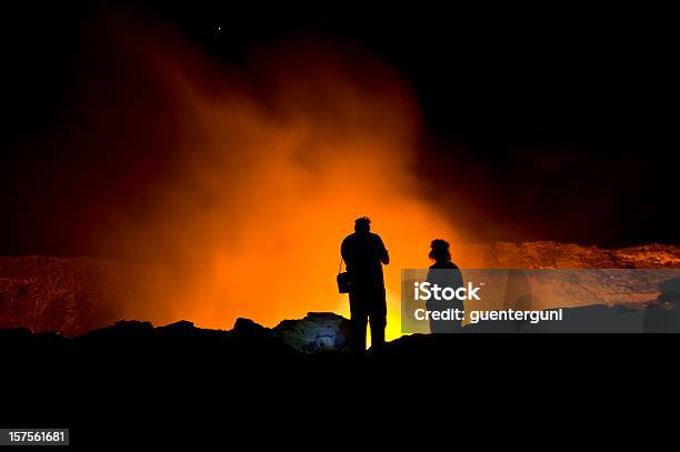 Os Cientistas Estão A Olhar Para O Incandescência Lavalago De Erta Ale - Fotografias de stock e mais imagens de Cientista