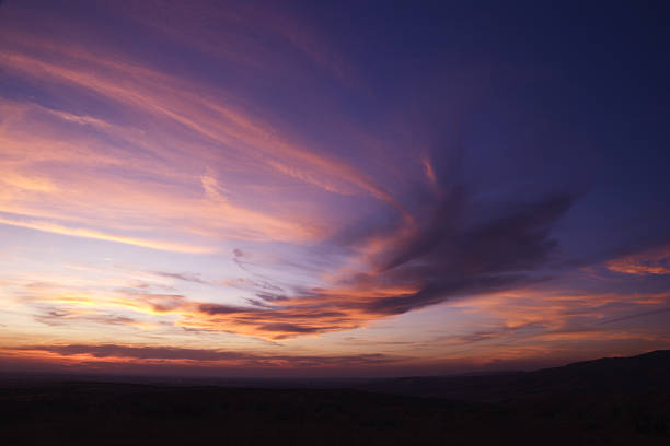 wunderschöner sonnenuntergang - twilight stock-fotos und bilder