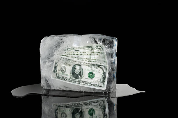 замороженных активы - frozen currency finance ice стоковые фото и изображения