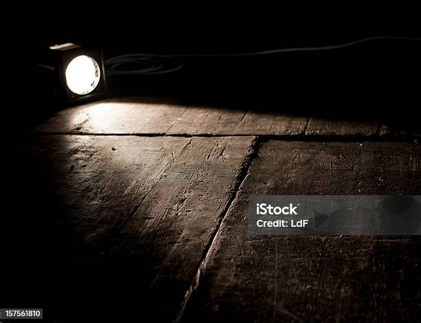 Luce Sul Palco Di Legno In Un Teatro - Fotografie stock e altre immagini di Ambientazione interna - Ambientazione interna, Attrezzatura per illuminazione, Chiave bassa