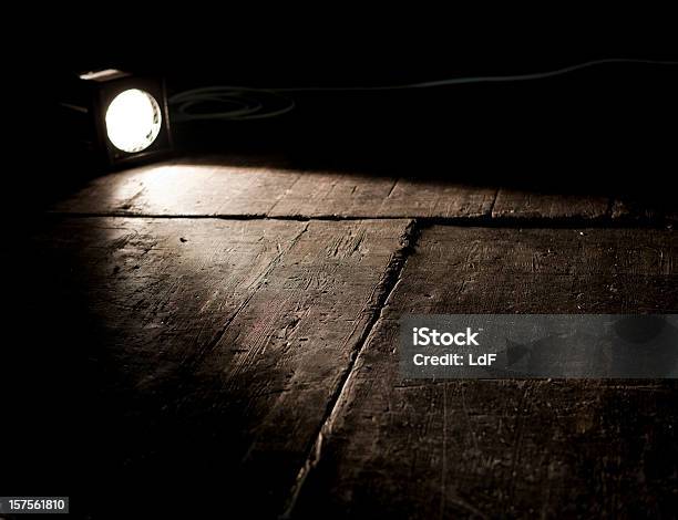 Światło Na Drewnianej Etapie W Teatrze - zdjęcia stockowe i więcej obrazów Bez ludzi - Bez ludzi, Drewno - Tworzywo, Fotografika