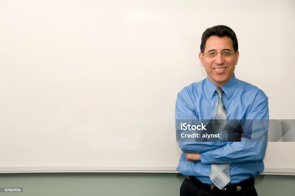 Professor de Faculdade em pé na frente de um quadro branco - Foto de stock de Professor de Faculdade royalty-free