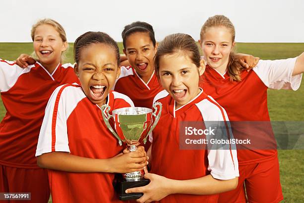 Dziewczyny Aby Uczcić Zwycięstwo Z Trofeum - zdjęcia stockowe i więcej obrazów Czerwony - Czerwony, Dziewczyny, Trofeum