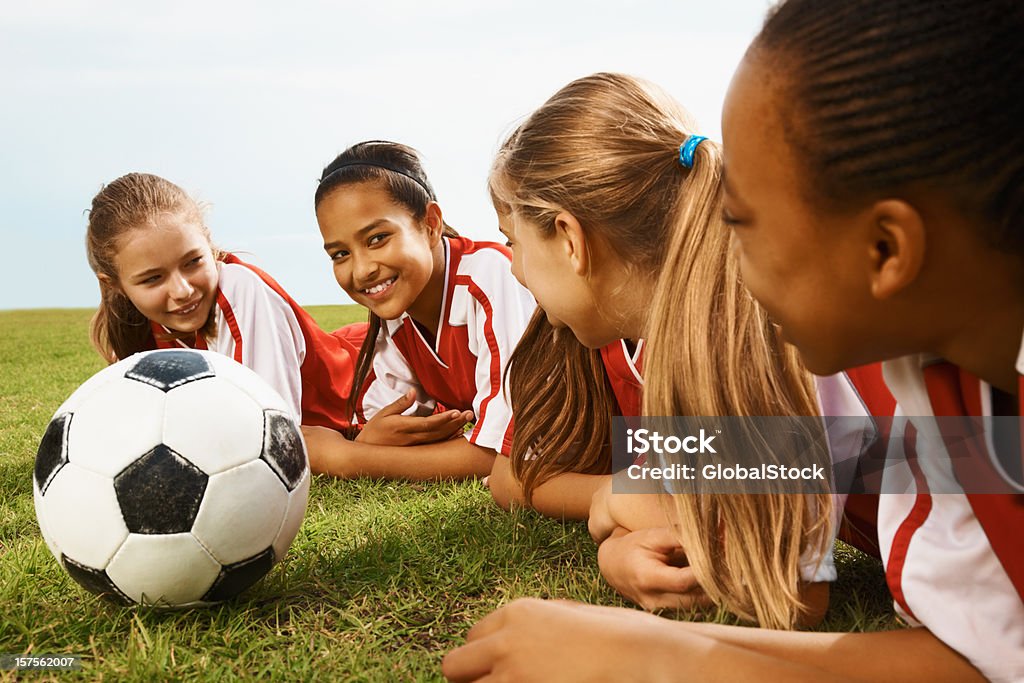 Fußball Spieler liegen auf Gras - Lizenzfrei 10-11 Jahre Stock-Foto