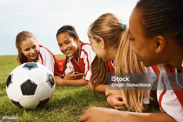 Fußball Spieler Liegen Auf Gras Stockfoto und mehr Bilder von 10-11 Jahre - 10-11 Jahre, 12-13 Jahre, Auf dem Bauch liegen