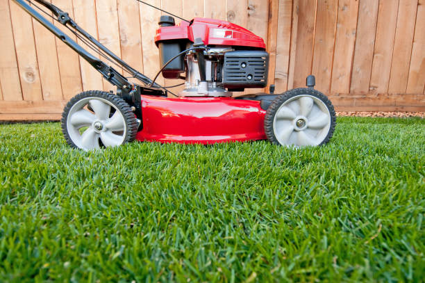 jasny czerwony kosiarka do trawy gotowy do pracy - lawn mower red plant lawn zdjęcia i obrazy z banku zdjęć