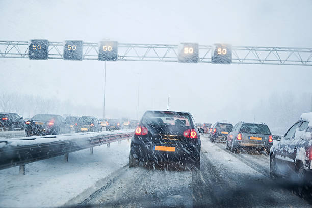 niebezpieczna jazda # 4 xxxl - snowing driving traffic car zdjęcia i obrazy z banku zdjęć