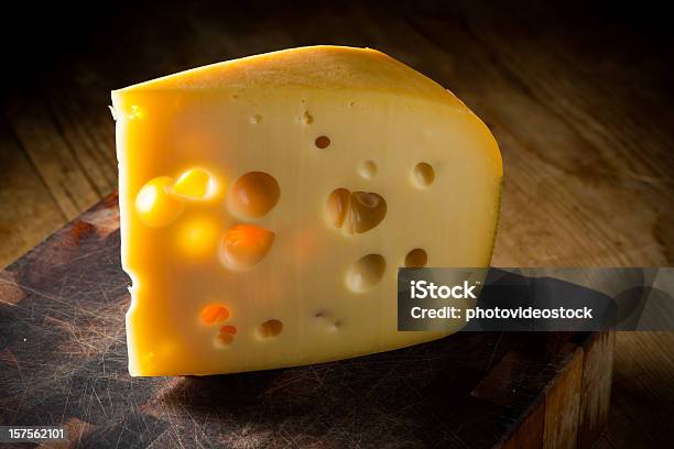 Rodaja De Queso Foto de stock y más banco de imágenes de Queso Suizo - Queso Suizo, Agujero, Alimento