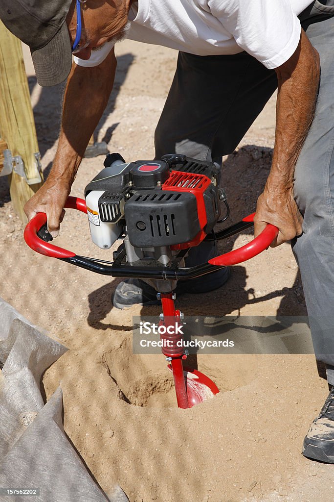 Construire une barrière série-en trou de forage Auger - Photo de Clôture libre de droits