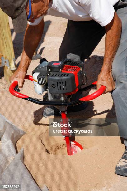 Photo libre de droit de Construire Une Barrière Sérieen Trou De Forage Auger banque d'images et plus d'images libres de droit de Clôture