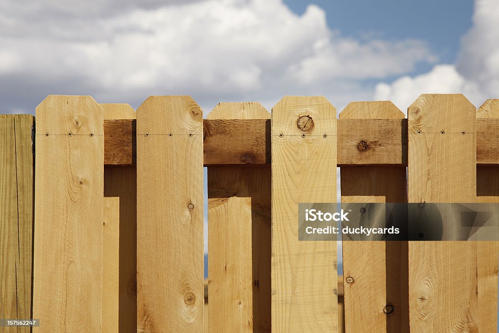 Cedar Gartenzaun und Sky - Lizenzfrei Zaun Stock-Foto