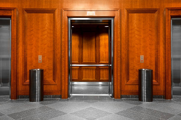ascensor en un moderno edificio de oficinas - elevator push button stainless steel floor fotografías e imágenes de stock