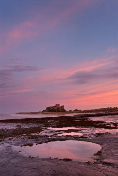 castillo de bamburgh - bamburgh northumberland england beach cloud fotografías e imágenes de stock