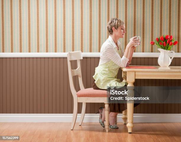 Foto de Triste Dona De Casa Beber Café e mais fotos de stock de Adulto - Adulto, Afazeres Domésticos, Avental