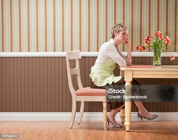 Photo libre de droit de Femme Triste À La Table De Salle À Manger banque d'images et plus d'images libres de droit de Végétation fanée - Végétation fanée, Bouquet de fleurs, Bouquet formel