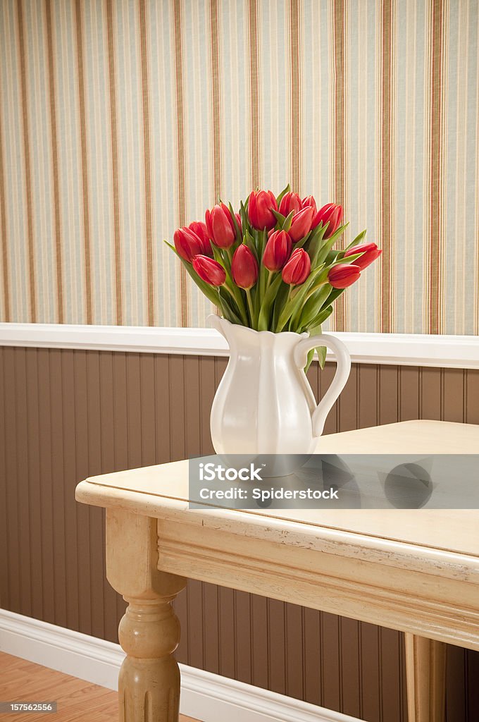 Czerwone Tulipany na stół jadalniany - Zbiór zdjęć royalty-free (Bez ludzi)