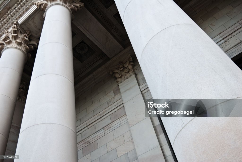 Close-up vista das colunas no edifício governamental - Foto de stock de Coluna arquitetônica royalty-free