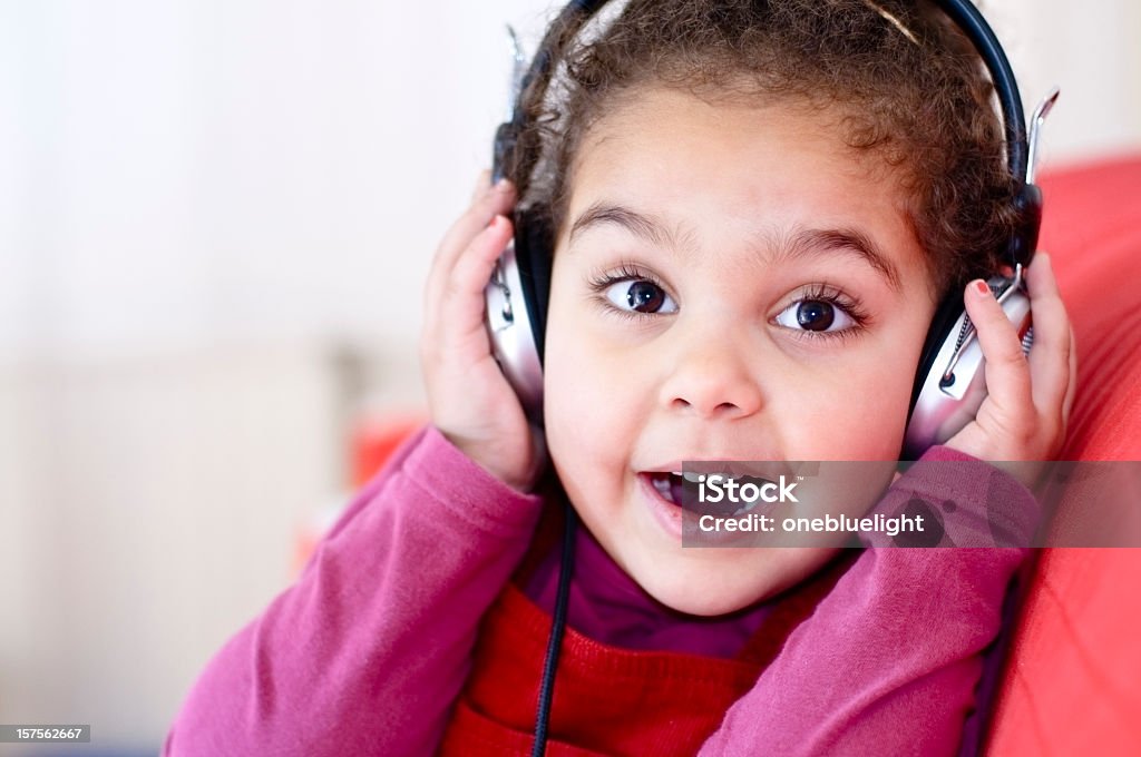 Niño (de 3 a 4) mientras escucha música con auriculares - Foto de stock de Al ritmo de la música libre de derechos