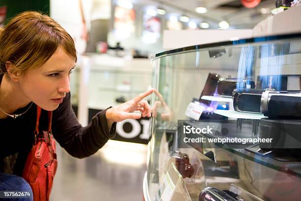 Foto de Loja De Produtos Eletrônicos e mais fotos de stock de Fazer Compras - Fazer Compras, Indústria eletrônica, Equipamento Elétrico - Equipamento de recreação