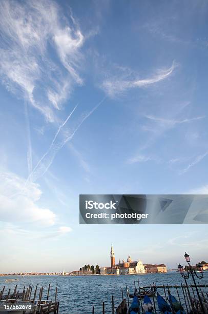 Gondolas Y La Iglesia De San Giorgio Maggiore En Venecia Italia Foto de stock y más banco de imágenes de Agua