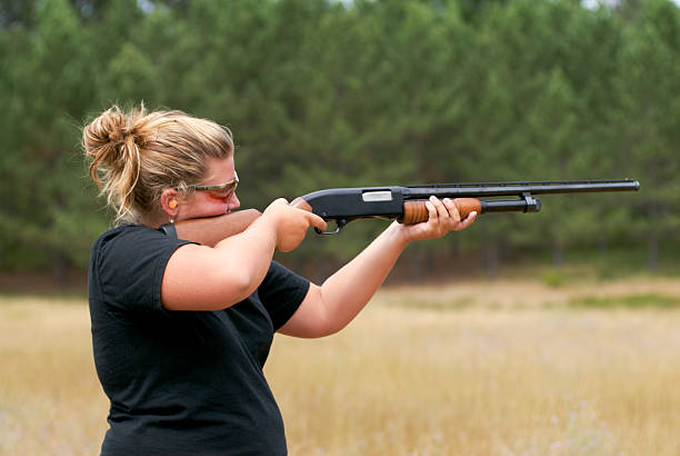 fucile da caccia - shooting women glasses shotgun foto e immagini stock