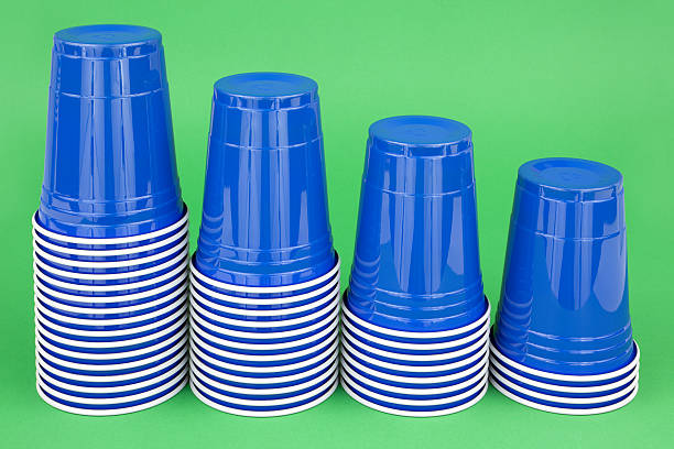 블루 1회용 컵 녹색 - disposable cup cup stack blue 뉴스 사진 이미지