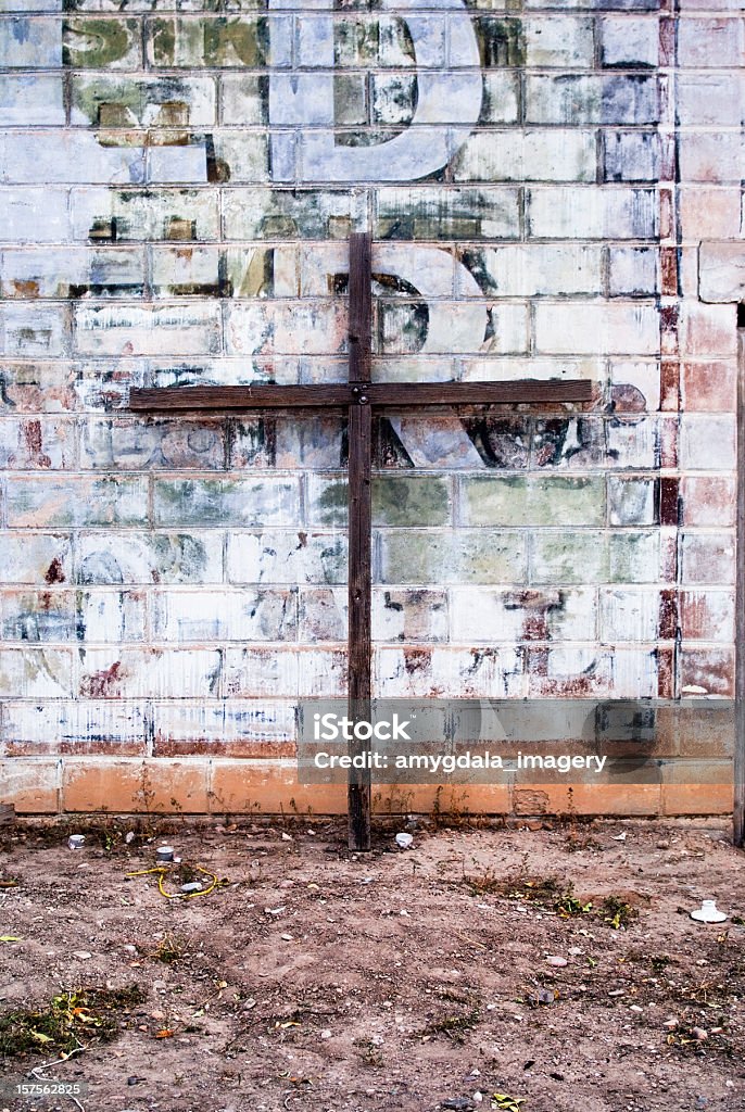 Arquitectura cruce y pared de ladrillo grunge abstracto - Foto de stock de Abstracto libre de derechos