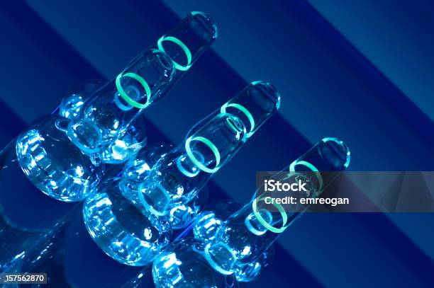 Ampullen Auf Blauem Hintergrund Stockfoto und mehr Bilder von Ampulle - Behälter - Ampulle - Behälter, Blase - Verletzung, Blau