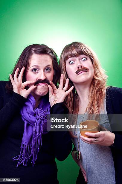 Schnurrbart Schönheit Freunde Stockfoto und mehr Bilder von Grüner Hintergrund - Grüner Hintergrund, Zwei Personen, Attraktive Frau