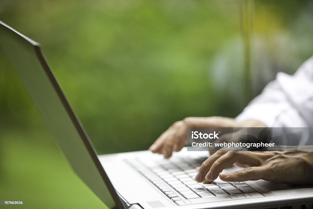 Usando computadora portátil - Foto de stock de Macrofotografía libre de derechos