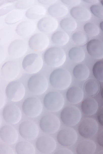 bola de golfe close-up - golf ball circle ball curve - fotografias e filmes do acervo