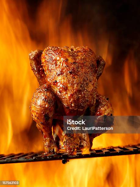 Photo libre de droit de Bière Peut Poulet Rôti Au Barbecue banque d'images et plus d'images libres de droit de Poulet - Viande blanche - Poulet - Viande blanche, Poulet grillé, Feu