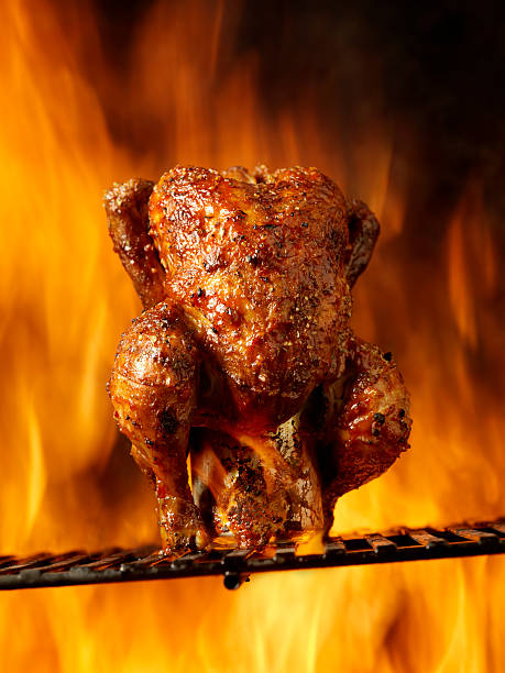 cerveja podem frango assado na churrasqueira - grilled chicken chicken barbecue fire - fotografias e filmes do acervo