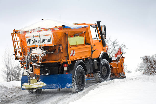 winter-service in aktion-schlechte straßenbedingungen - winterdienst stock-fotos und bilder