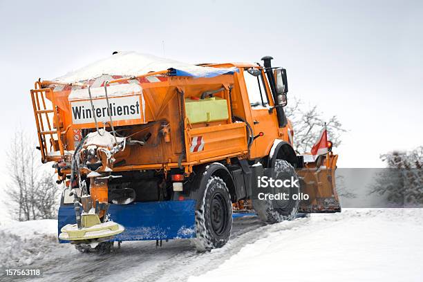 Serwis Zimowy W Akcjizłych Warunkach Drogowych - zdjęcia stockowe i więcej obrazów Winterdienst - Winterdienst, Pług śnieżny, Sól drogowa