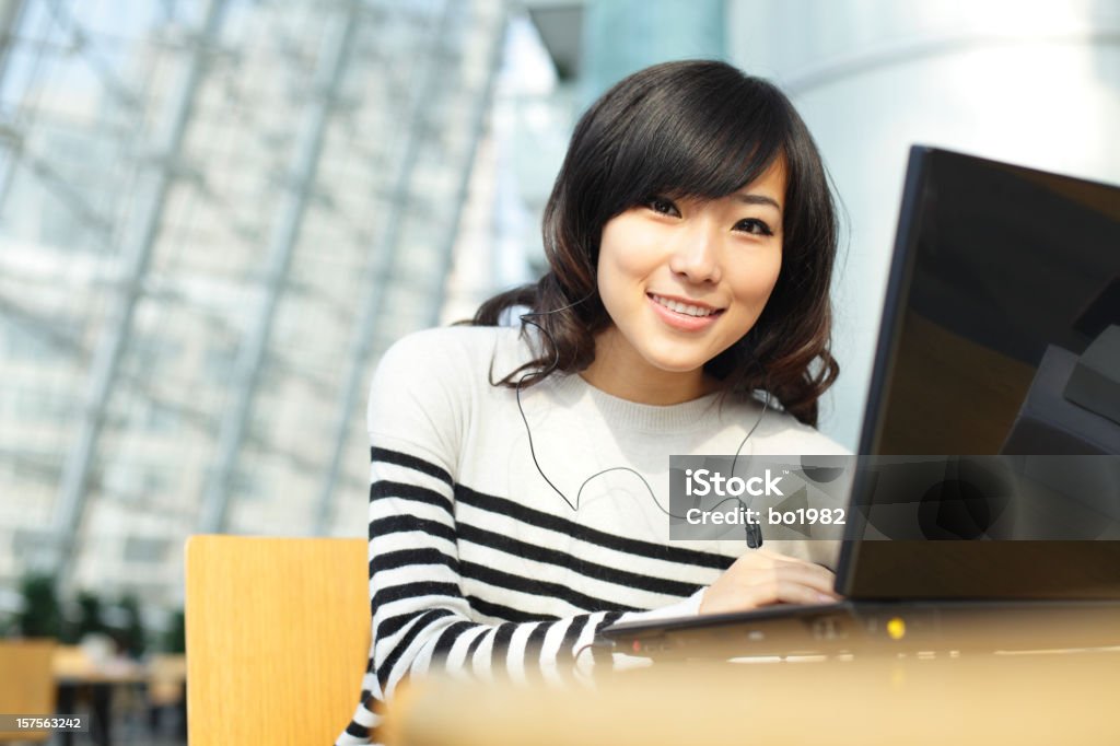 Giovane donna con laptop - Foto stock royalty-free di Abbigliamento casual