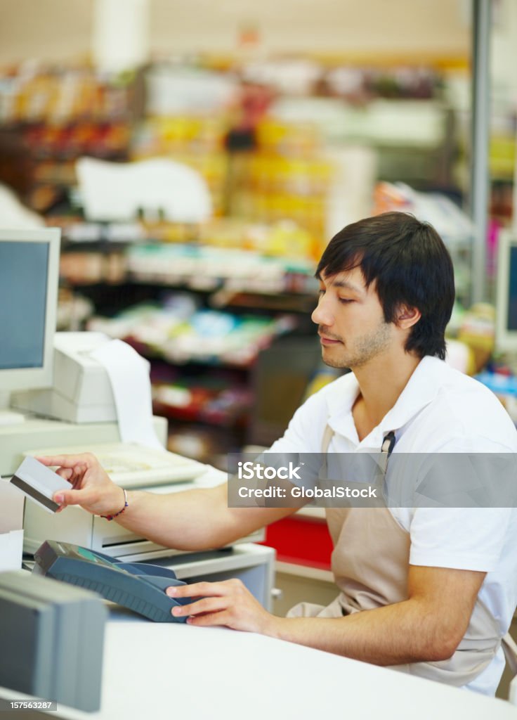 Empleados trabajando en el supermercado cashpoint - Foto de stock de 20 a 29 años libre de derechos